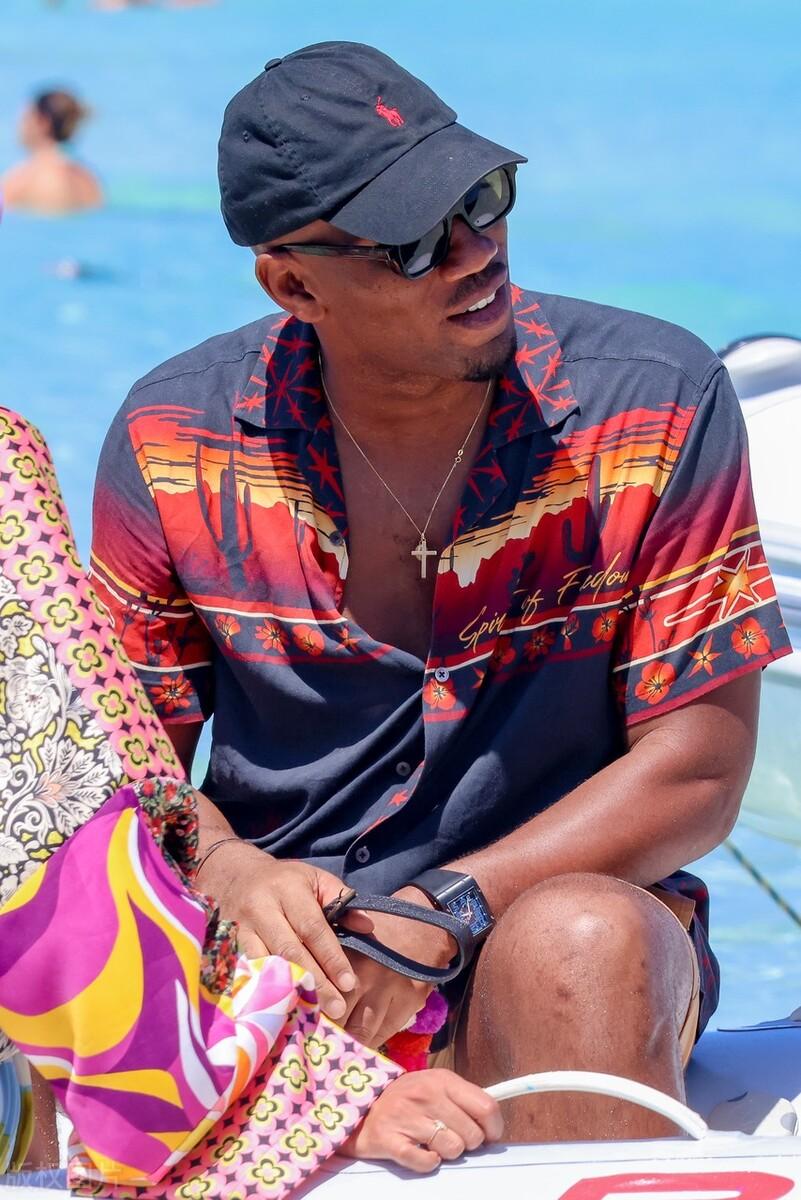 德罗巴有小肚子了，他/她要再来一个吗？[捂脸][捂脸][捂脸]海边游玩，独揽美景