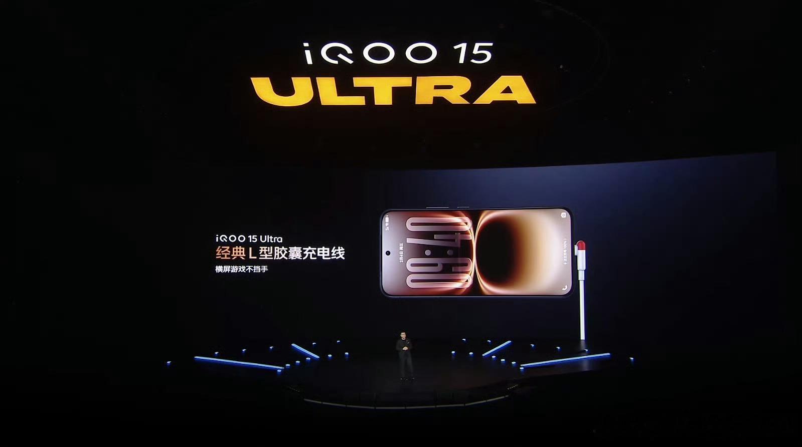 iQOO15 Ultra这次有2077黑色和2049银色两款可选，还有很适合打游