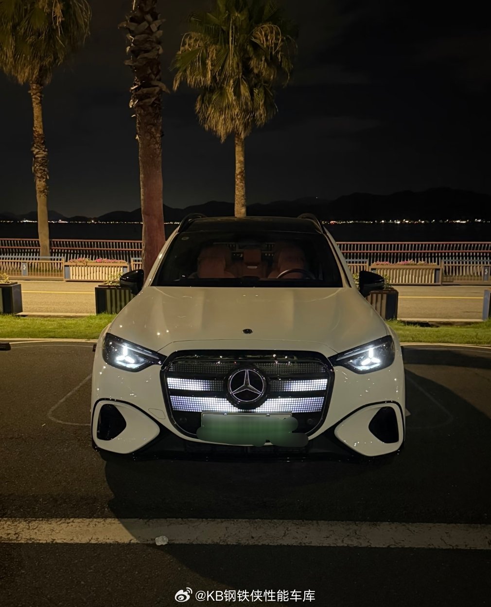 纯电奔驰 GLC 设计不错，灯光不错，内饰氛围很不错，很吸引新能源大牛说新能源汽