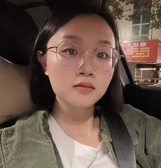 可惜了一张好脸！
很多人刷到廖大雁，第一反应都是：这么好看的姑娘，怎么偏偏遭遇这