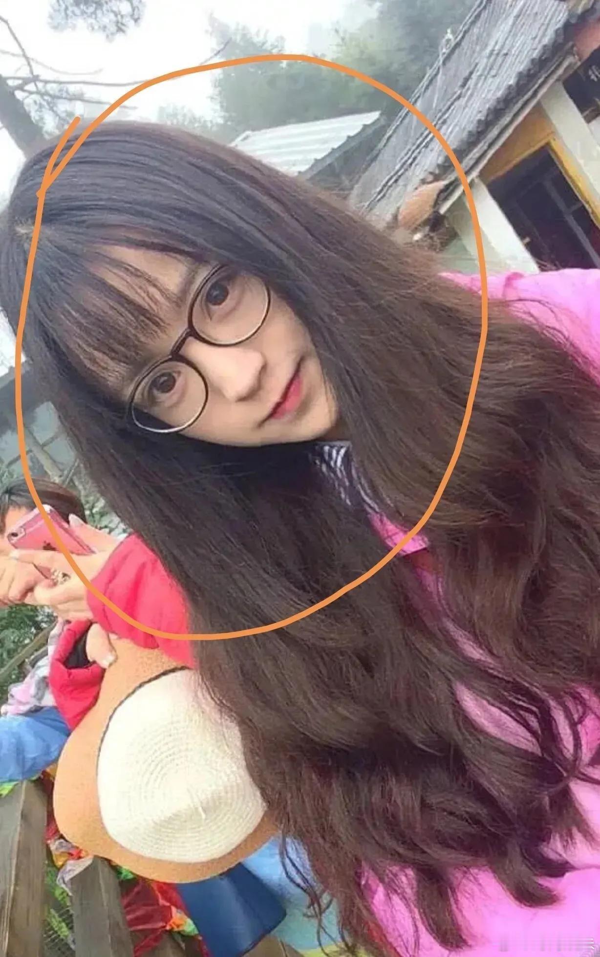 学生时代的田曦薇，小巧的脸庞上镶嵌着一双大眼睛 