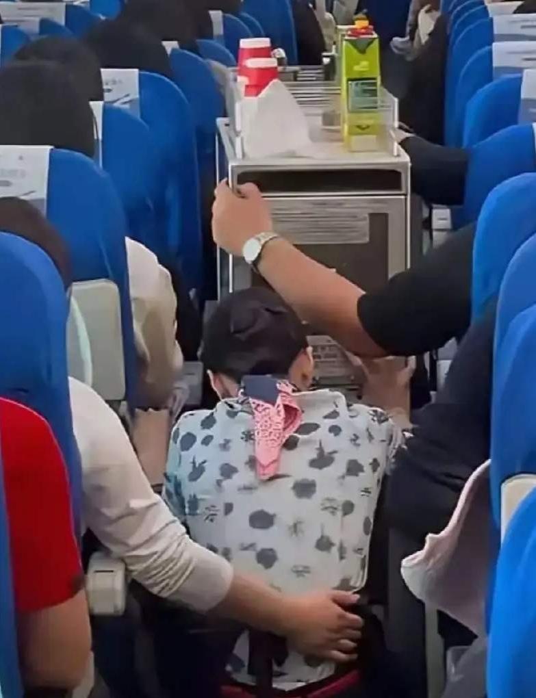 让空姐下跪的乘客，
接下来该怎么办？有这3条出路：

1，放下姿态直面问题。不要