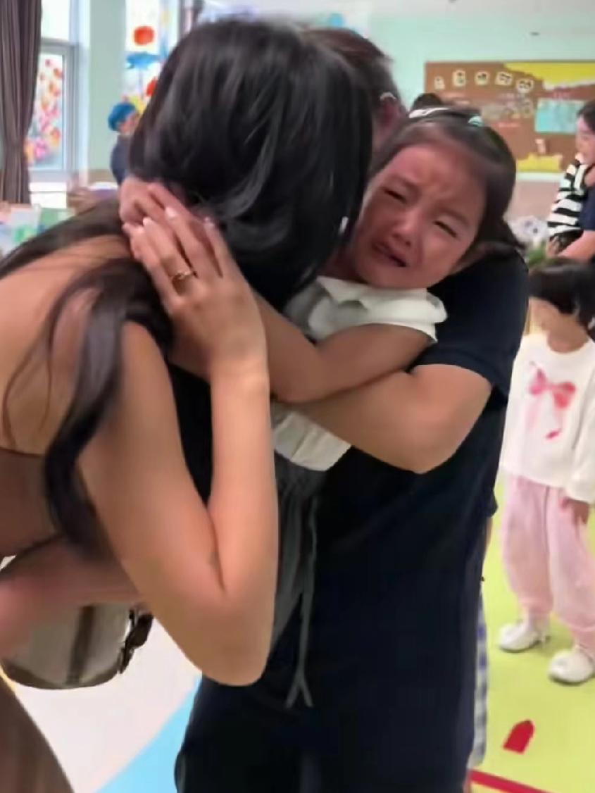 又是一年开学季，幼儿园门口无一例外的上演着“哇声一片”、令人啼笑皆非的场景！
