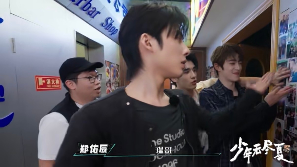 田嘉瑞照片在横店被盘包浆了少年无尽夏不愧横店常住人口田嘉瑞，明星餐厅里他的照片早