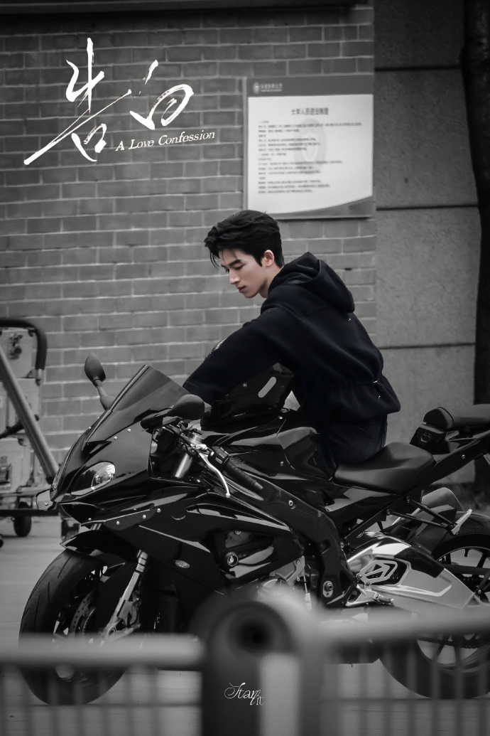 王星越《告白》路透，又是机车又是all black造型，这个周京泽要多帅有多帅！