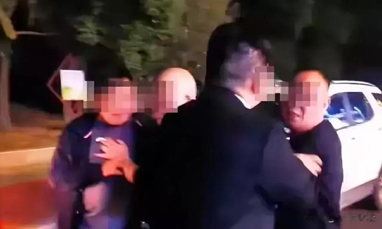 河南许昌，男子酒后坐在路虎车上等司机来接他，谁知司机没来，4个醉汉竟然上了车。男