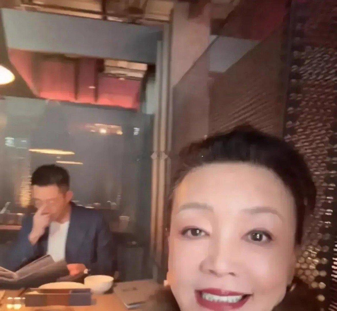 张兰和儿子儿媳一起刚从湾湾回来后就去火锅店吃了一顿火锅！马筱梅表示以前没有和小菲