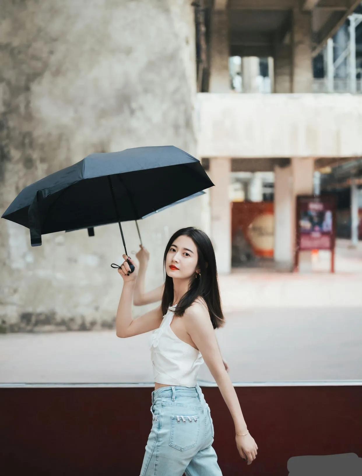 陈钰琪在雨中轻盈漫步，伞下的瞬间仿若画卷。每一帧都透着灵动与优雅，让人心生向往。
