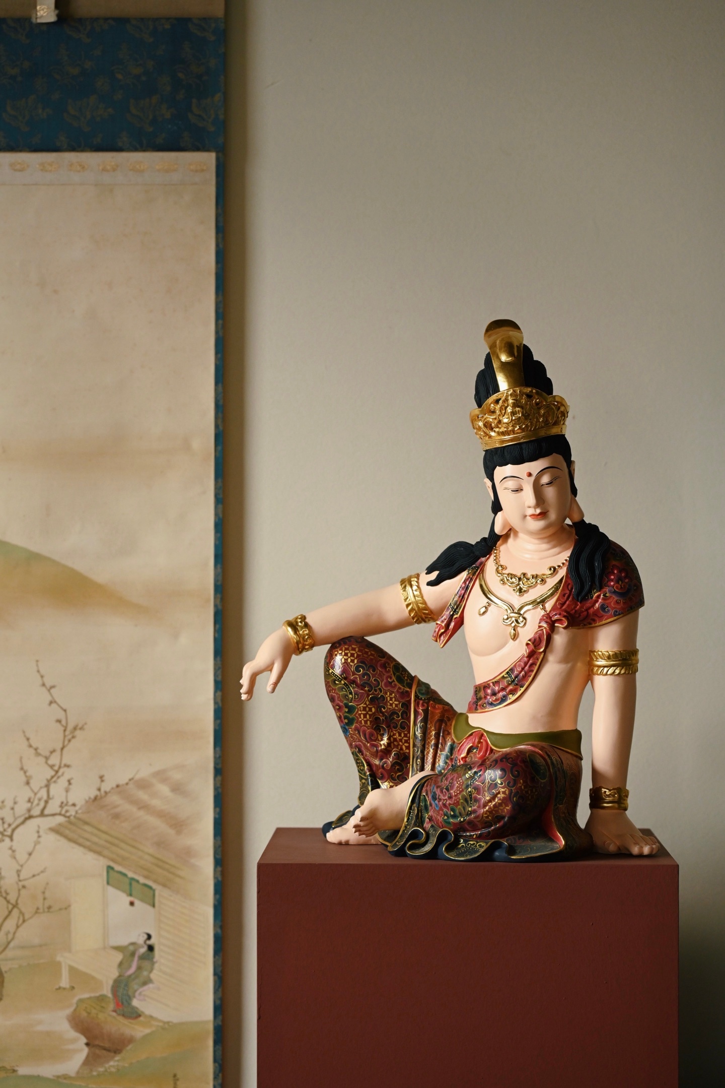 香樟木x彩绘 | 自在观音整料雕刻，观音面容圆润，眉目低垂，神态慈悲安详。宝冠鎏