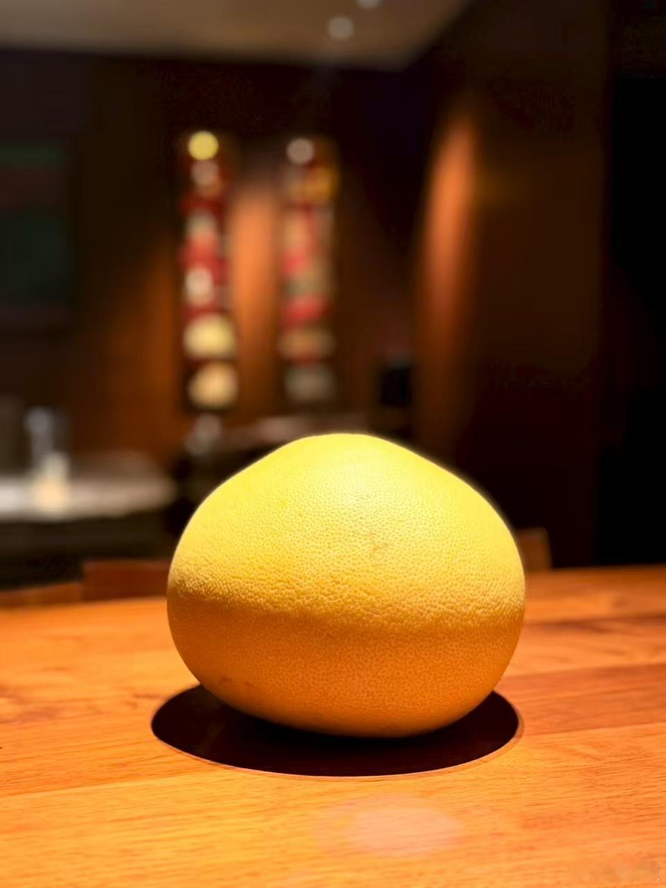 玉环文旦上架。今年的台州承受两次台风正面侵袭，玉环文旦受影响很大。大果还是没有，