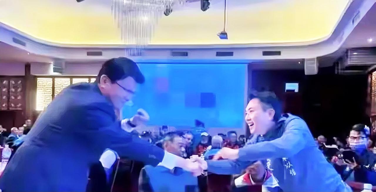 郑丽文满意度狂飙88%！谢龙介获提名再迎强援，蓝营翻盘南台湾稳了？
 
谁能想到