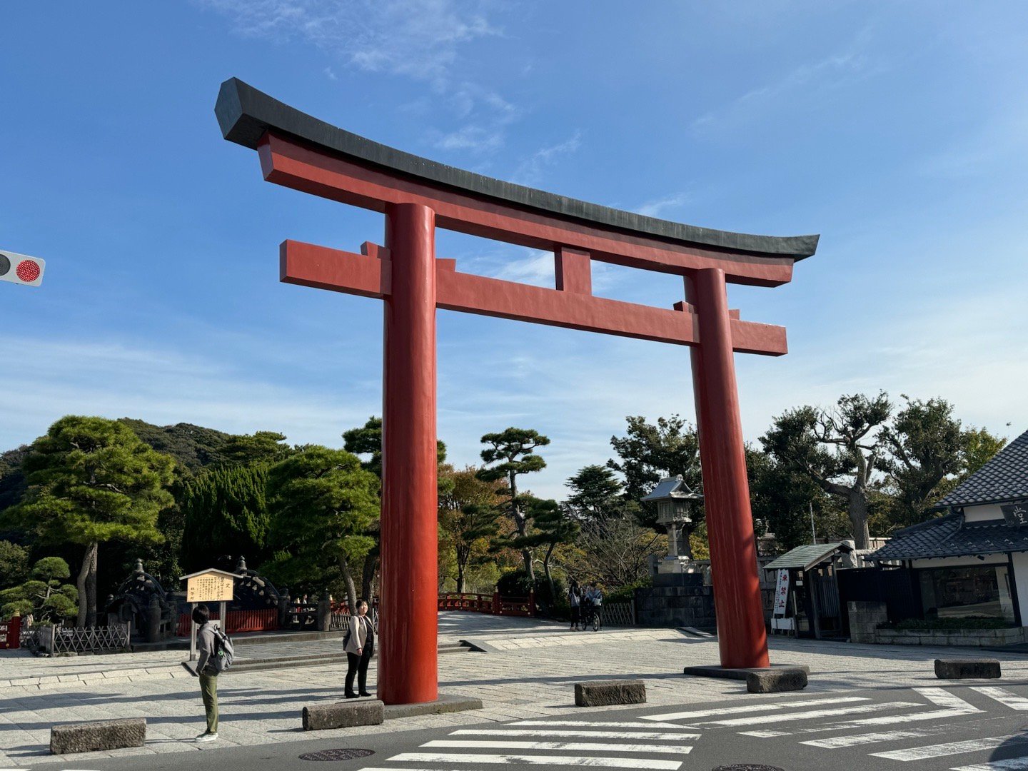 现在是小本子秋游季吗，全是学生团，黄帽子紫帽子校服一大堆，鹤岗八幡宫  ​​​