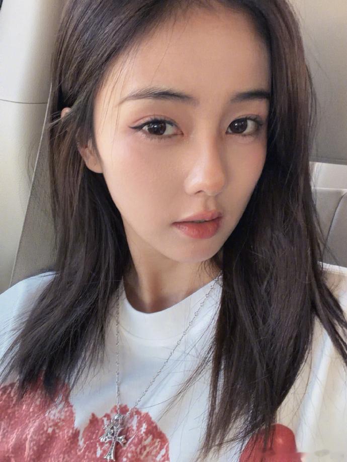 白鹿逆光自拍live白鹿逆光  白鹿逆光，白鹿逆光自拍live，是发着光的小白鹿