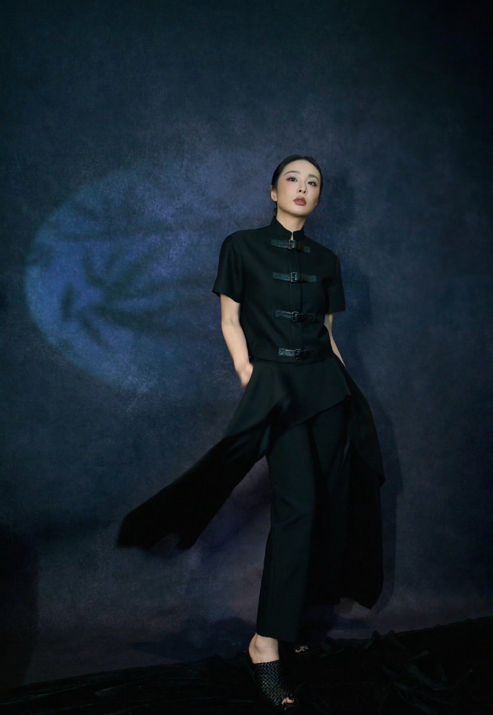 高叶周冬雨不要你觉得要我觉得周五晚高疯 冬雨不小心把串扇进炭盆之后整个人愣住，高