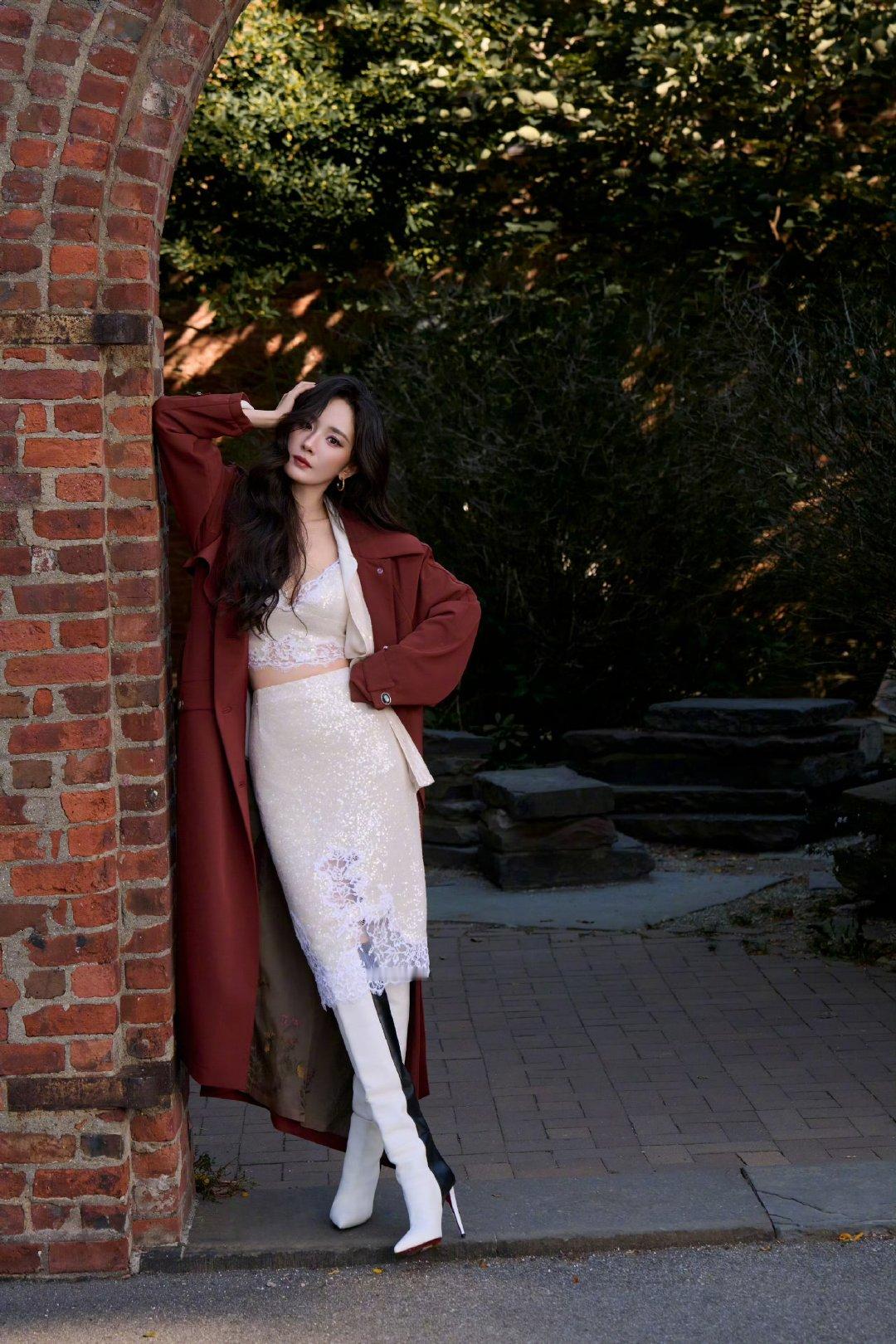 纽约街头的杨幂杨幂漫步街头look ​这身look好美啊 ​​​