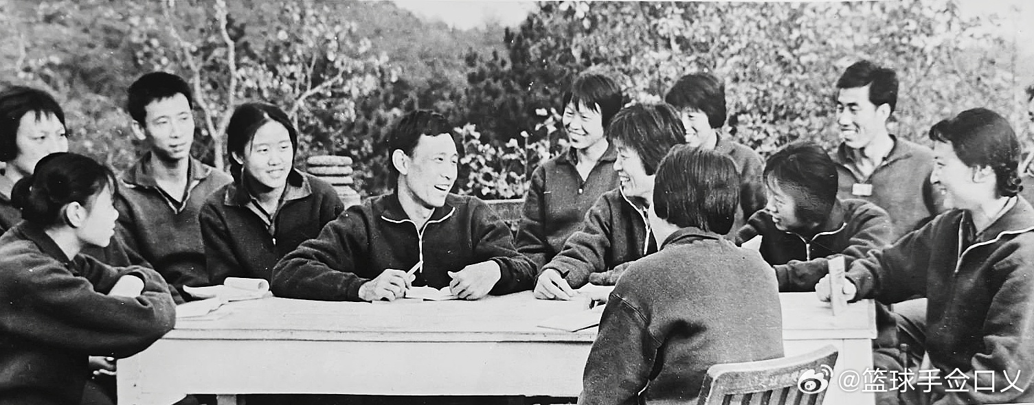 1973年全国篮球联赛第二阶段杭州赛区，比赛期间，山东男女篮集体学习十大文件，畅