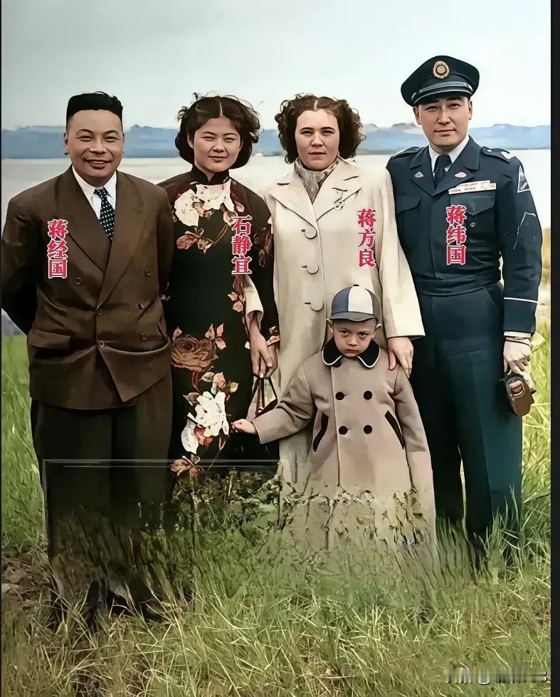蒋经国、蒋纬国两对夫妇离开大陆前的最后一张合影，拍摄于1949年。至此，蒋经国再