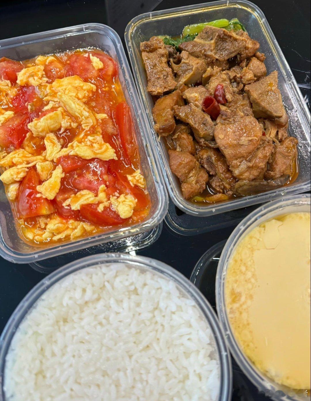 行情震荡暂时也没有什么好进场的位置，吃饭先吧大家黄金黄金金价