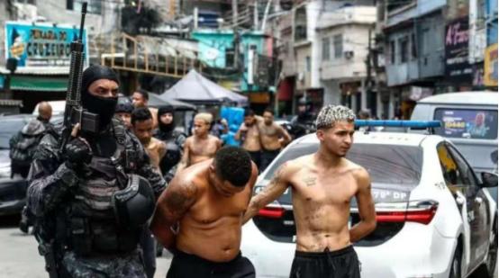巴西疯狂街头枪战，2500名武装警察激战巴西黑帮，一天死亡132人！巴西武装警察