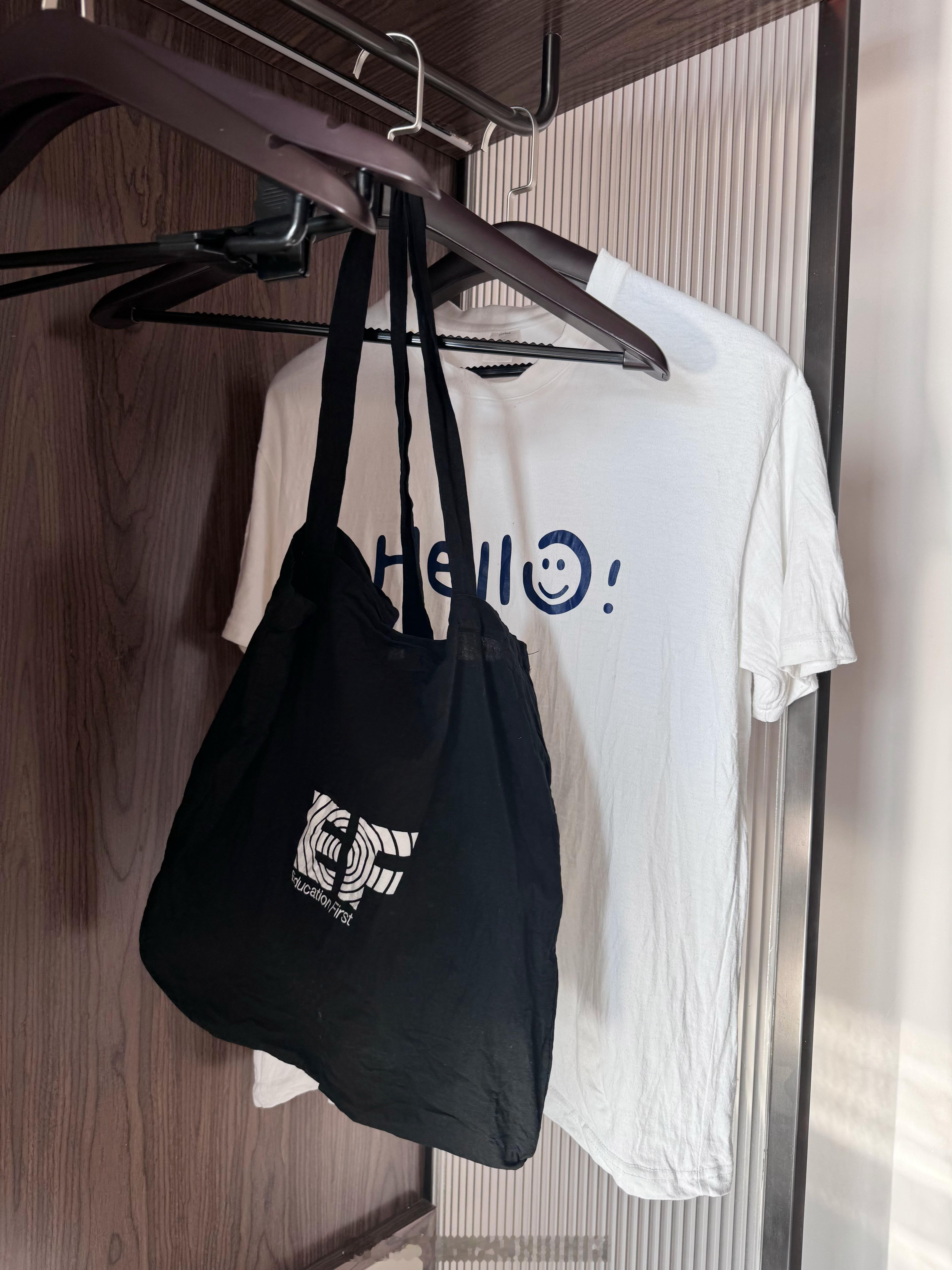 新疆就不会有洗衣服晾不干的问题，昨晚搓了把打底衫和布兜，三小时干的透透的，葡萄摆