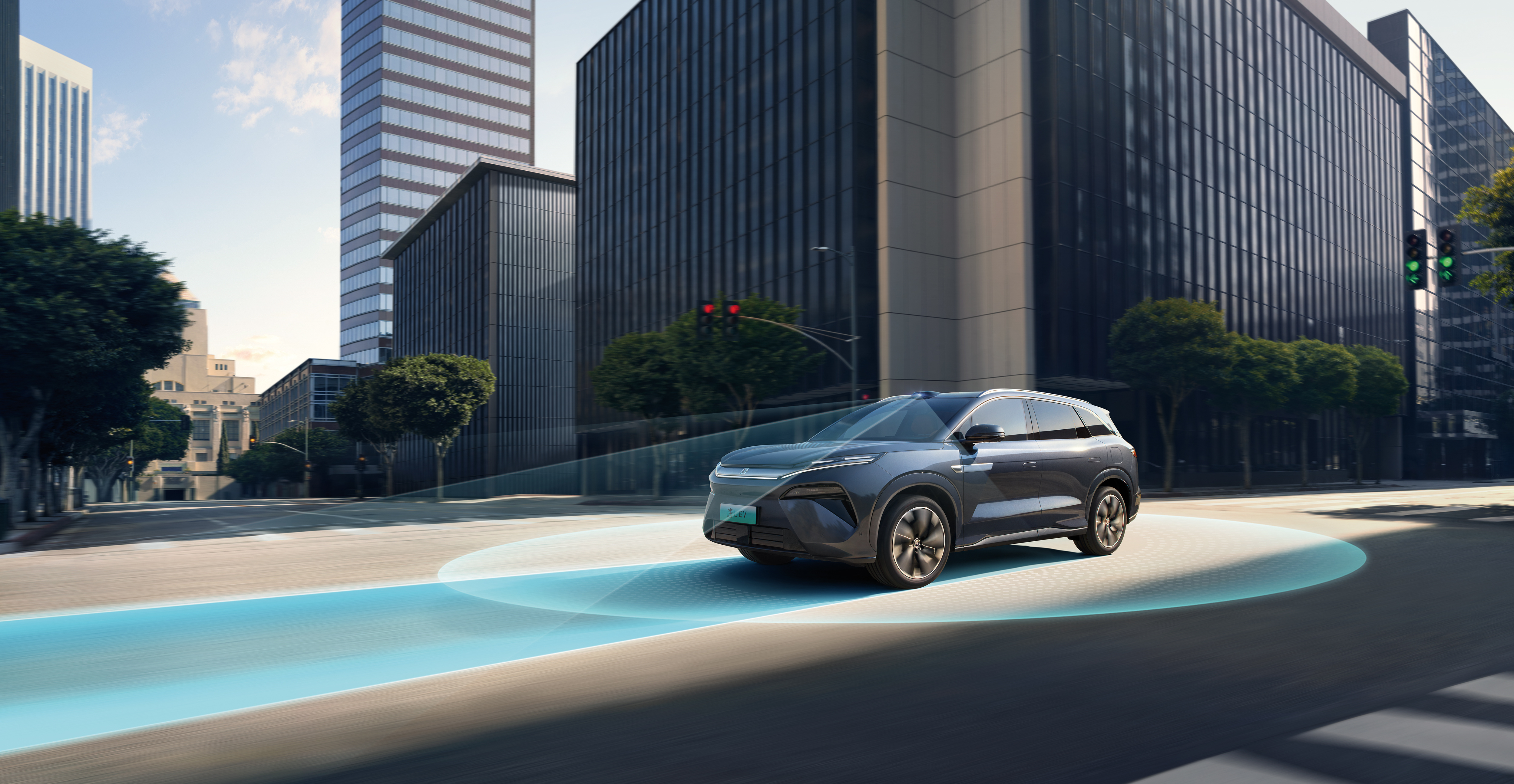 11月21日，广州车展上，比亚迪划时代旗舰SUV唐L携OTA技术升级与全新车色惊