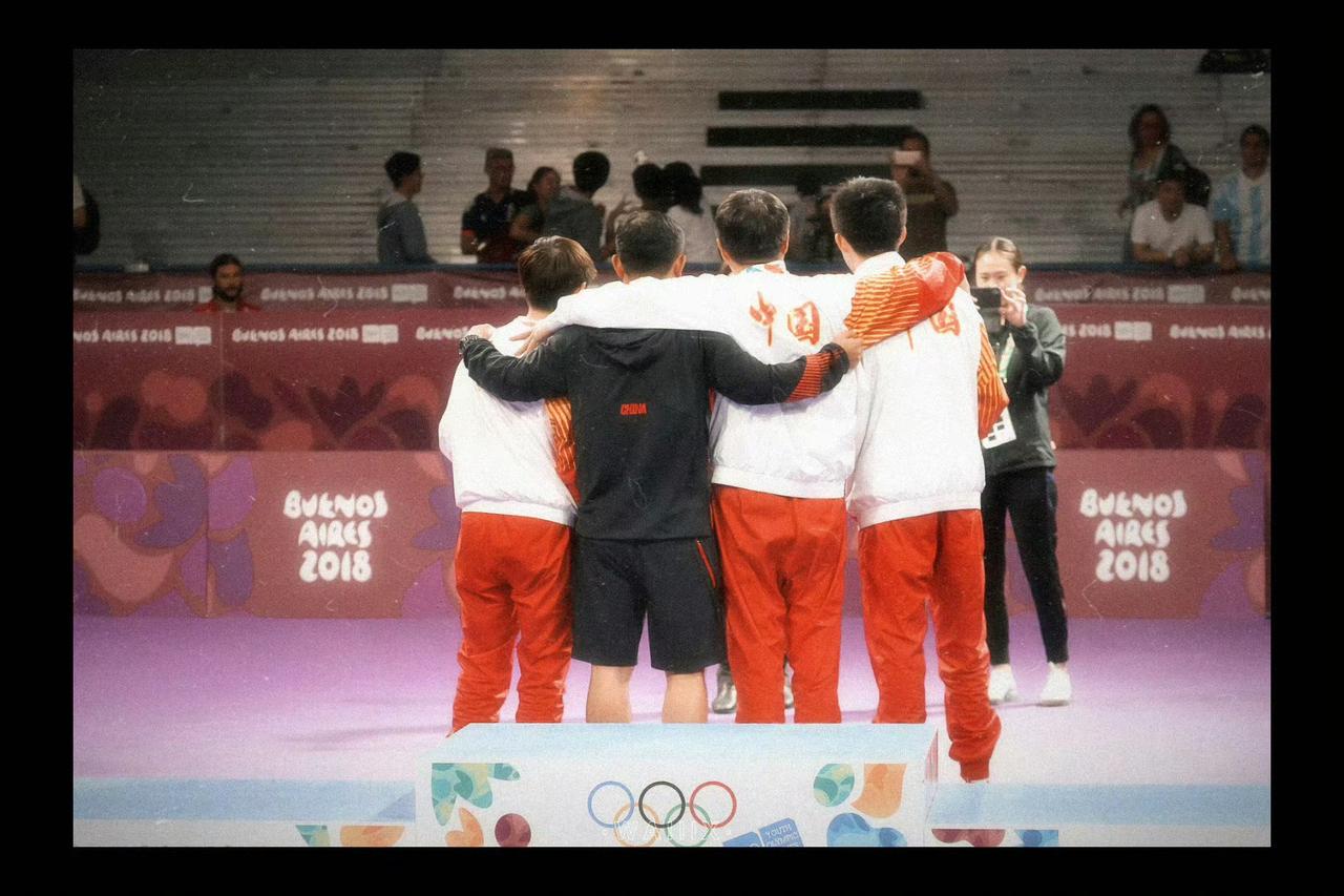 镜头替我们留住了时光：
2018年的拥抱，是少年们对梦想最纯粹的告白；
2024