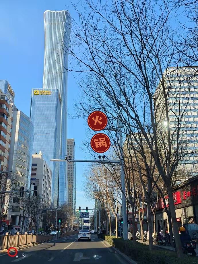 一觉醒来，新年天好晴。
心情好极了！
一位朋友发信息来，说还我10万块钱，更开心