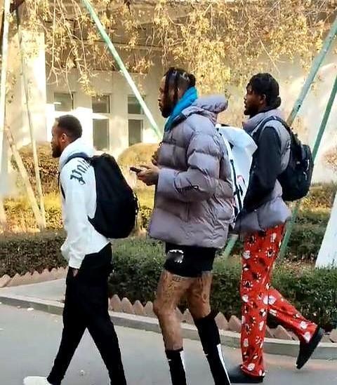 “辽宁这几个外援，就杰隆布朗还算‘正常’！”最近球迷拍他们去训练基地，杰隆穿运动