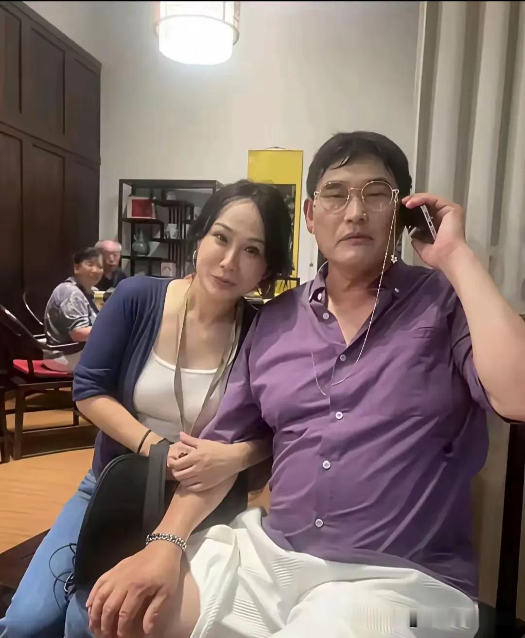 大衣哥，你越来越有范儿啦！话又说回来，你这边的这个人又是谁呢？