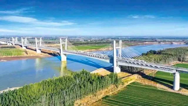 济郑高铁通车，济南和郑州，以后谁会是北方第一省会？


济郑高铁今天正式通车，济