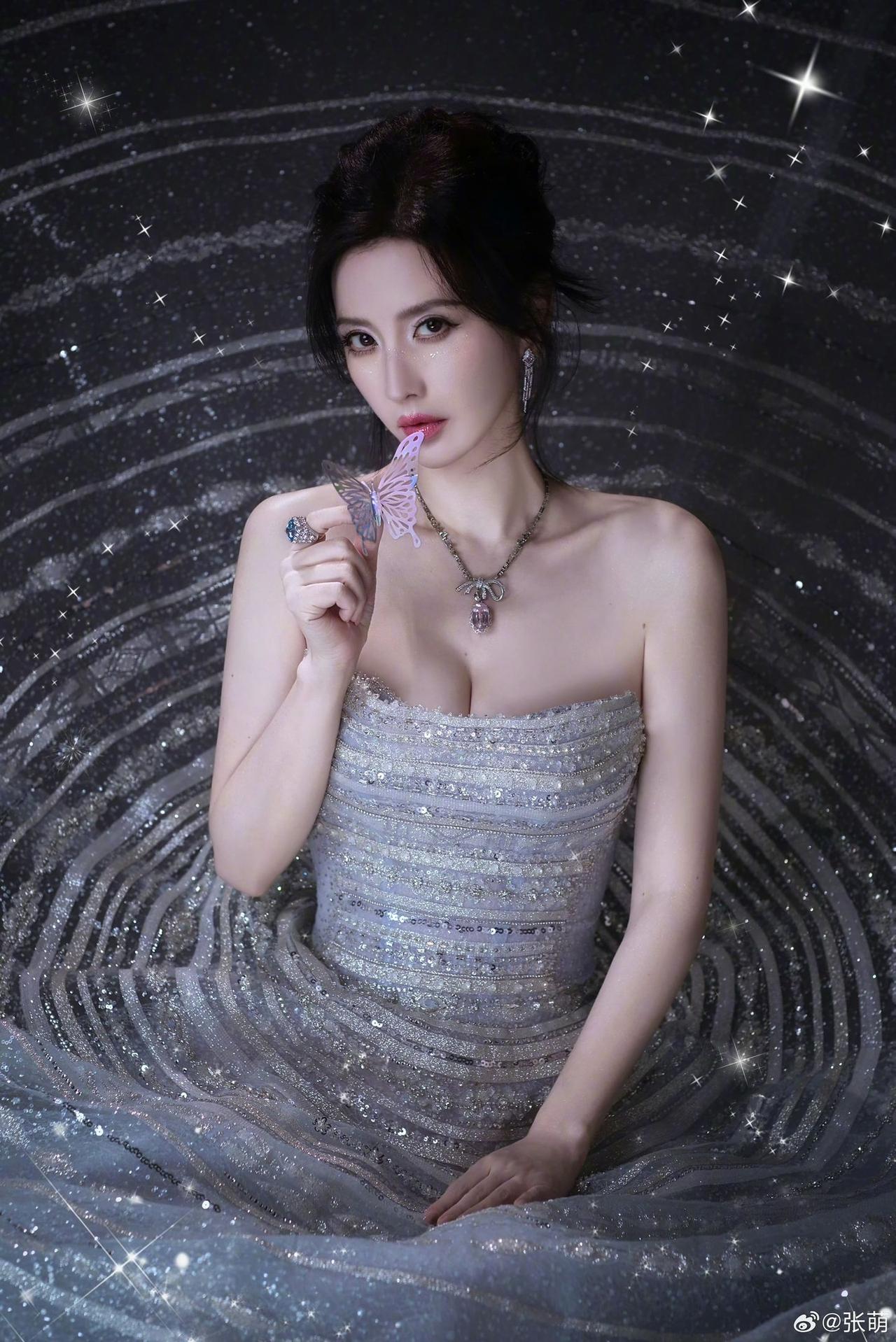 张萌
星澜裙语
 
把银河裁成裙摆
亮片是昨夜未眠的星子
在纱雾里，轻轻漾开
 