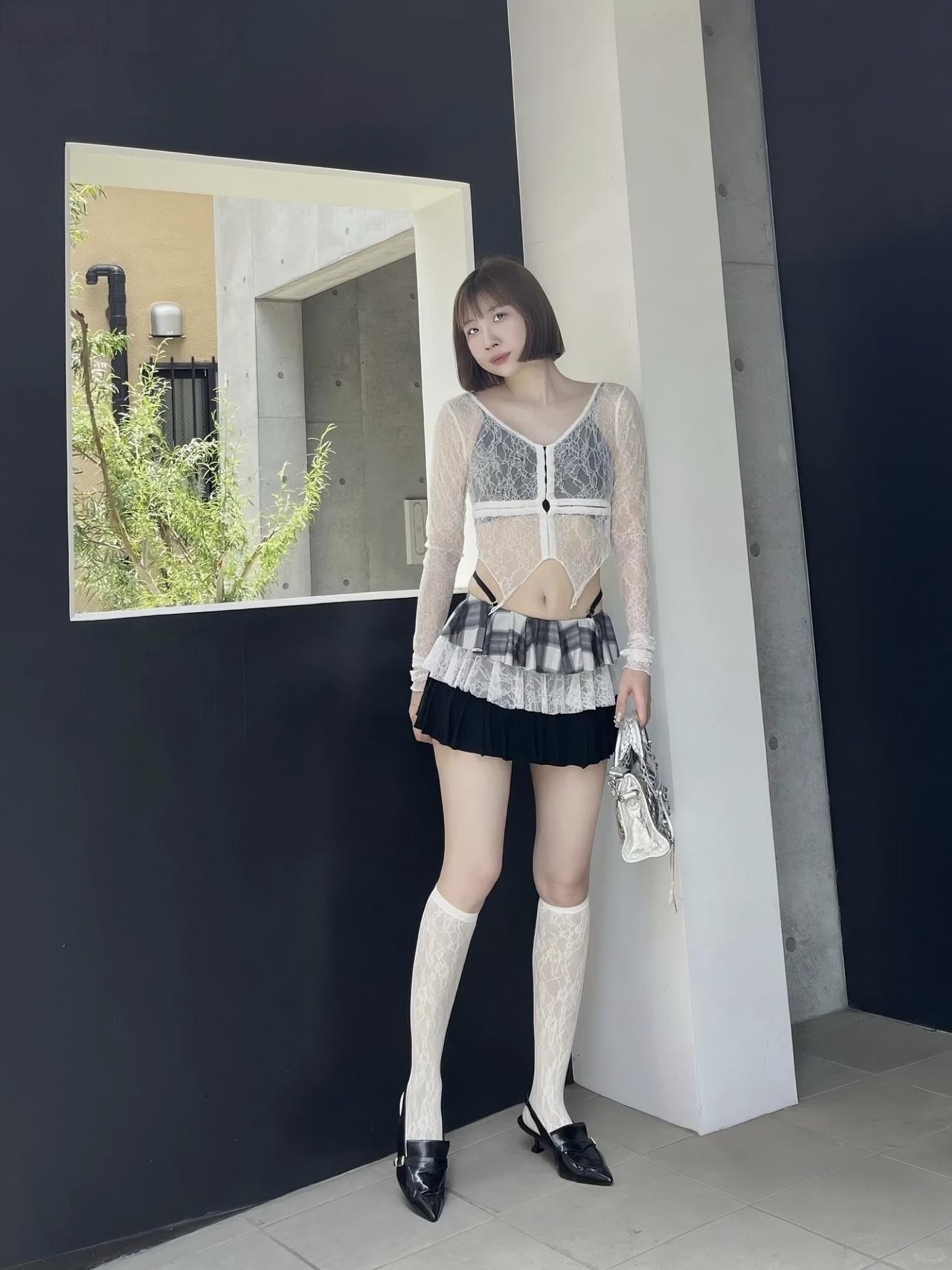 今天是甜酷蕾丝少女🎀
 
谁懂啊！蕾丝上衣+多层百褶裙也太会搭了！
透肤蕾丝自