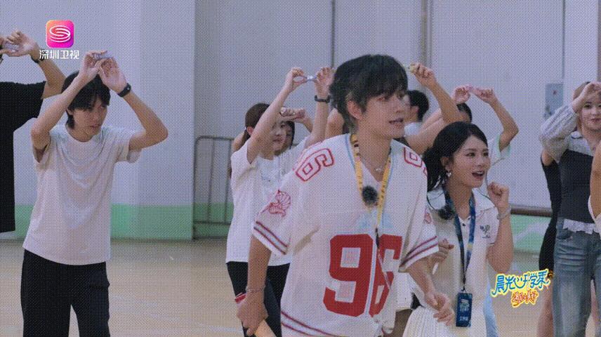 井胧热舞太抽象被井胧不受拘束的状态打动，敢于不顾形象尽情玩乐。新学期准备一套晨光