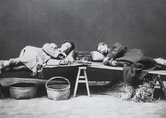 1839年，在虎门的浅滩上，林则徐将237万斤鸦片当众销毁，明明可以直接烧掉，可