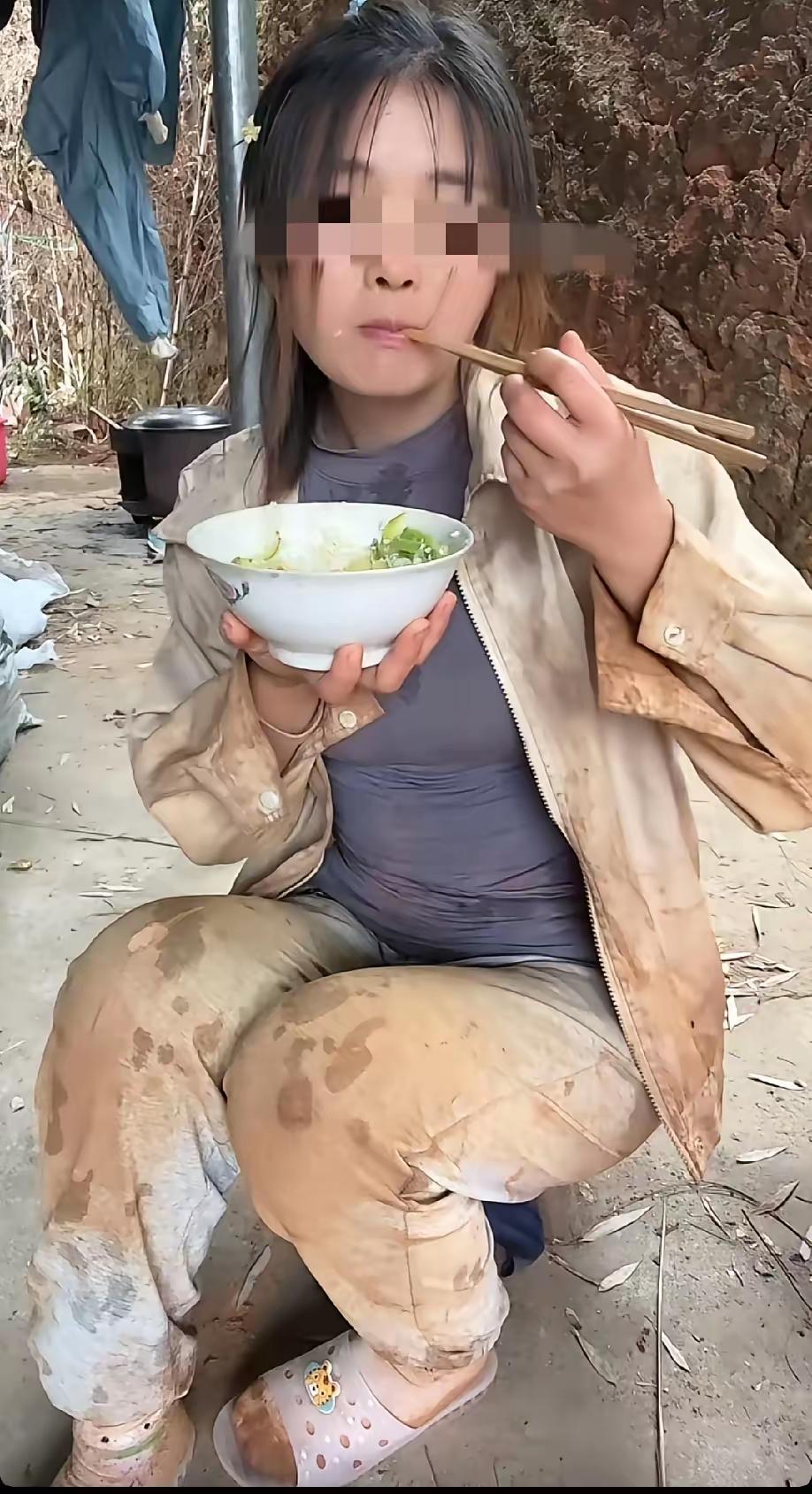 在一些总把“儿子金贵”挂嘴边的家庭里，女儿好像天生就得为弟弟“让路”——从小零食