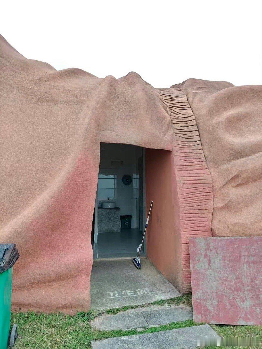 文旅局回应大地之子雕塑成公厕感觉挺好的，完全能理解，周边如果有其他建筑就破坏了本