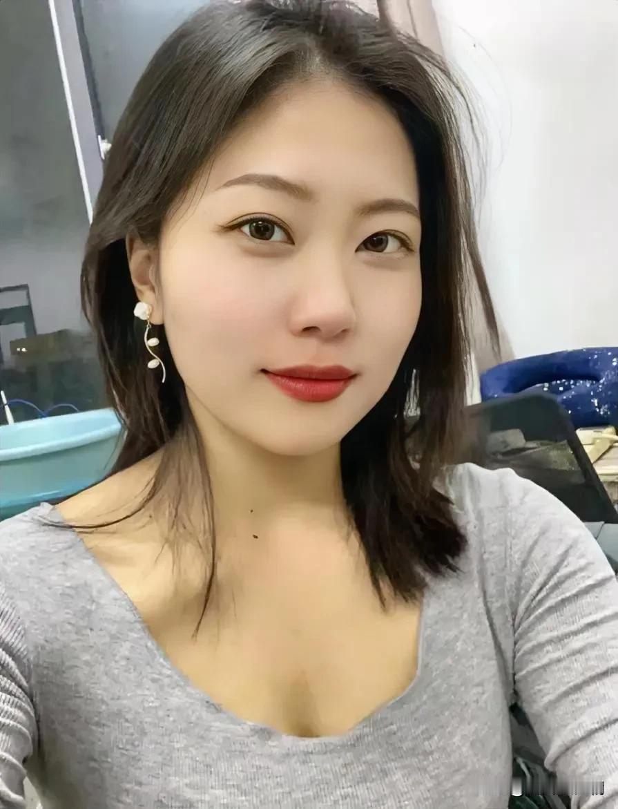 我就是那个帮父亲洗澡，换衣服的女儿，真的，对我来说这一点也不稀奇。你得懂，人会随