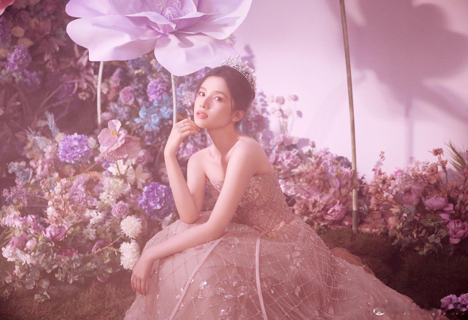 #张婧仪花房公主#被张婧仪的花房公主造型美到了！她简直是从古希腊神话中走出来的女