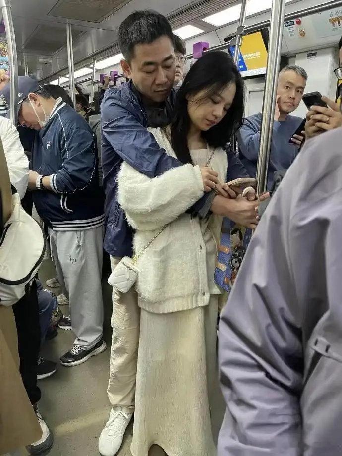 大叔一脸宠溺，女孩生无可恋
