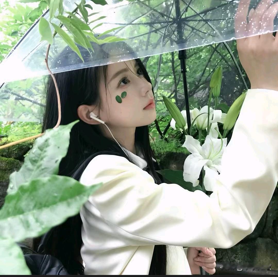 很喜欢一句话：
“承蒙岁月不弃，
赐我一路荆棘，
感恩时光厚爱，赏我颠沛流离。