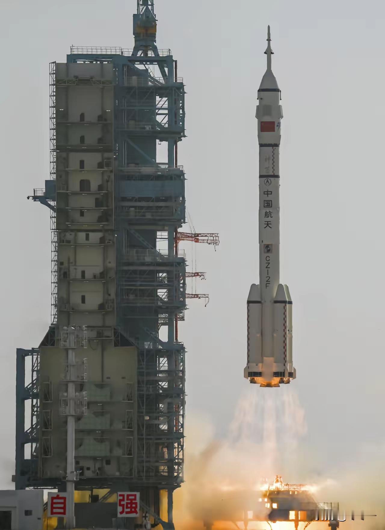 我正吃饭，看到这段笑喷了[泪奔]
神舟22号成功飞天了，网友说，
空着也是空着，