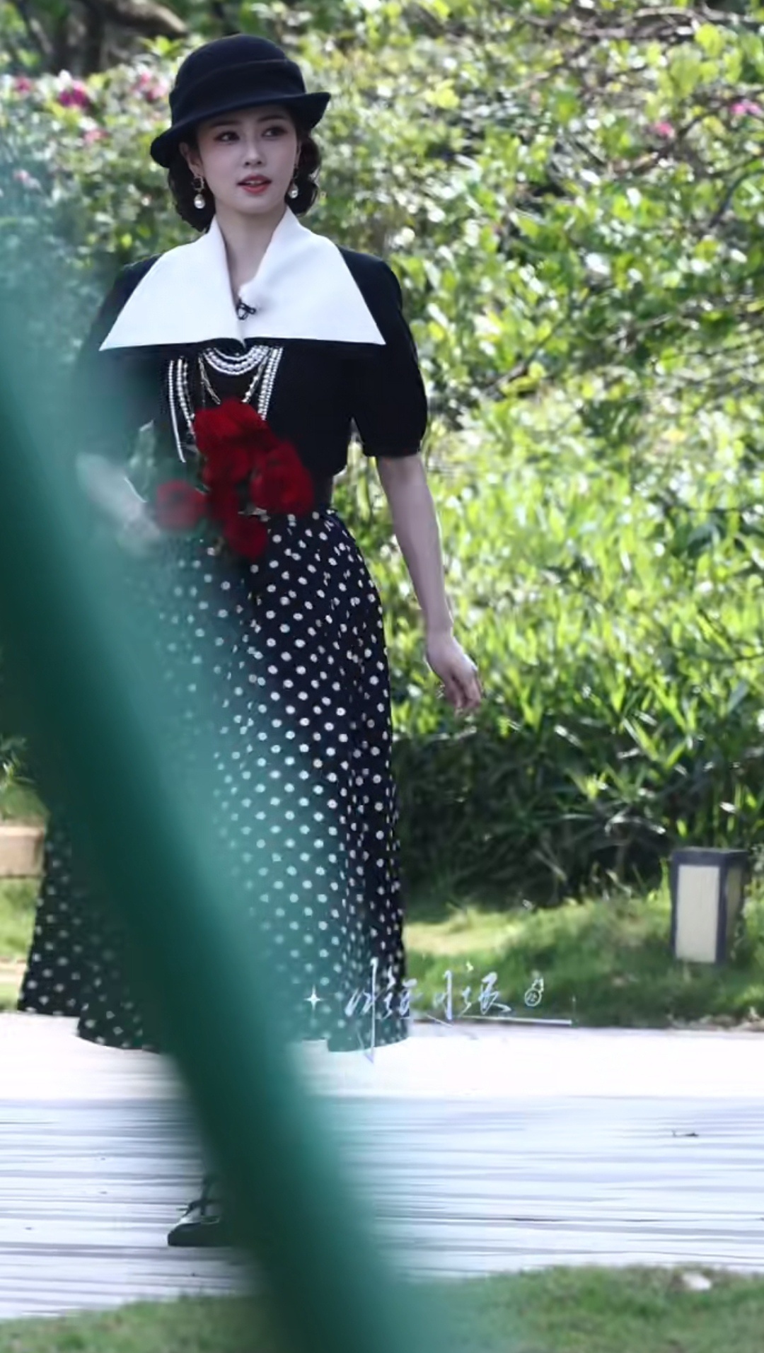 白鹿是美玲吧！奔跑吧出装完完全全民国大小姐！太有复古画报感了！黑帽+波点裙的搭配