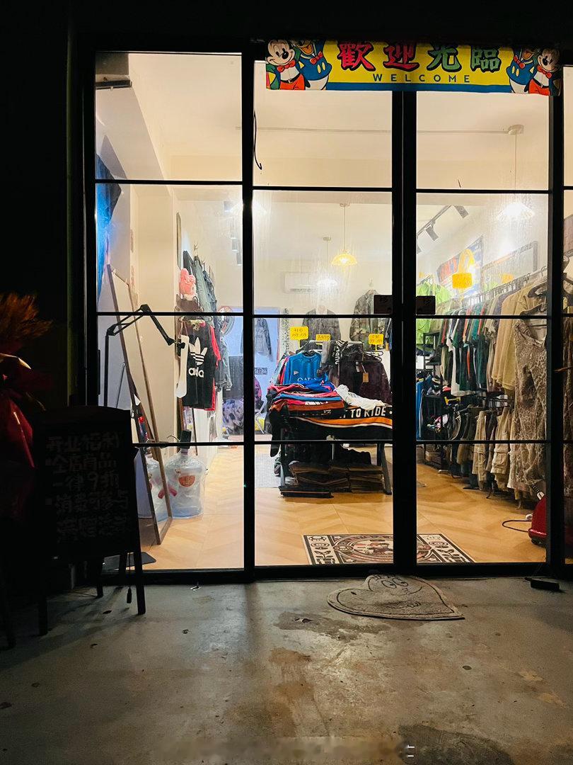 逛了一天想在长沙捡小垃圾 没捡成功单纯选品的话是不差的 但是类型比较少 配饰啊包