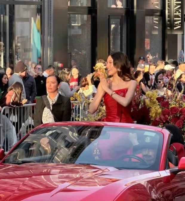 谷爱凌和妈妈一起出席活动红衣飘飘，尽显优雅风范…… 