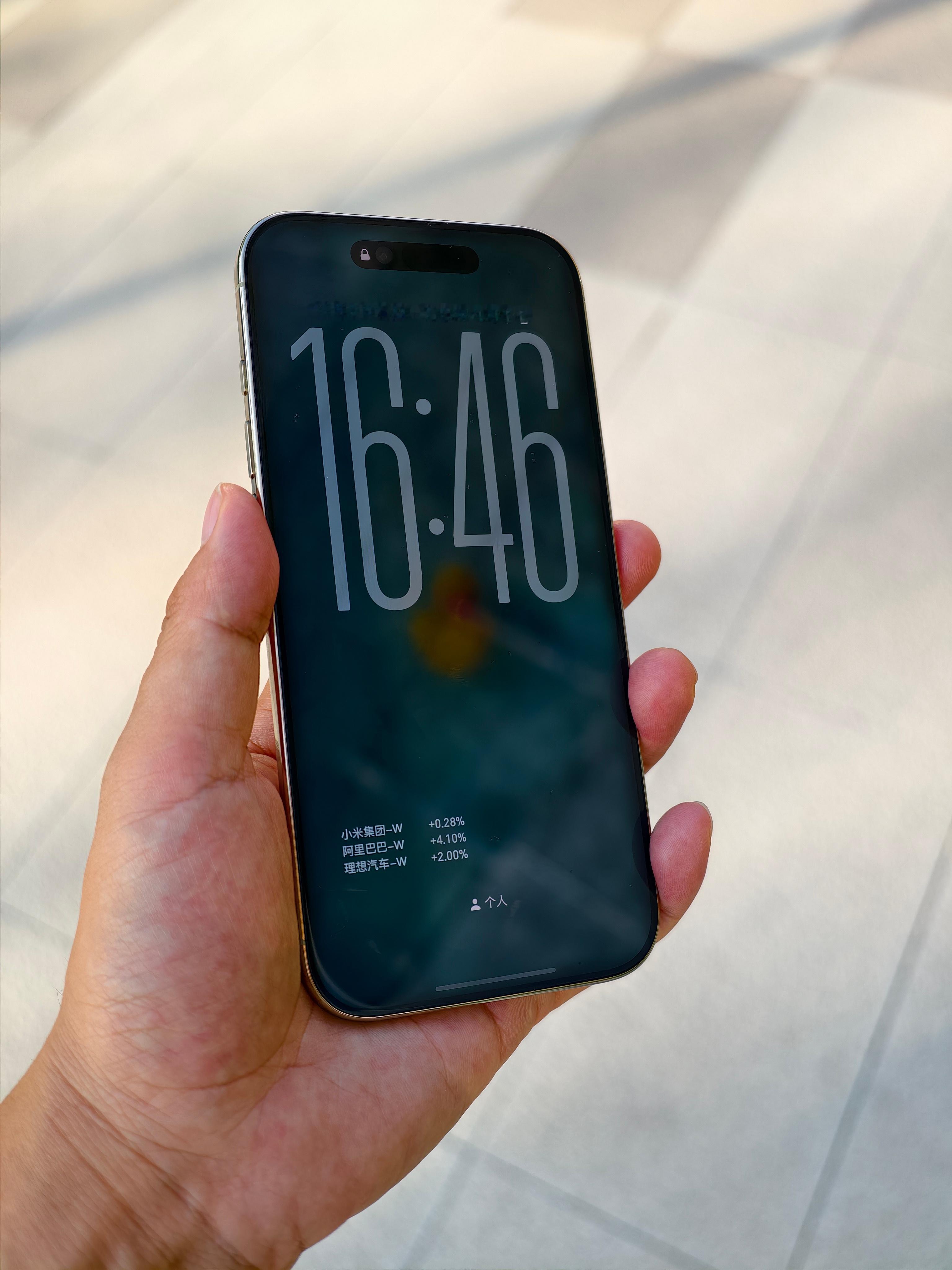 很多用 iPhone Air 的博主说用习惯了再换其他手机感觉想拿了一块砖，我告