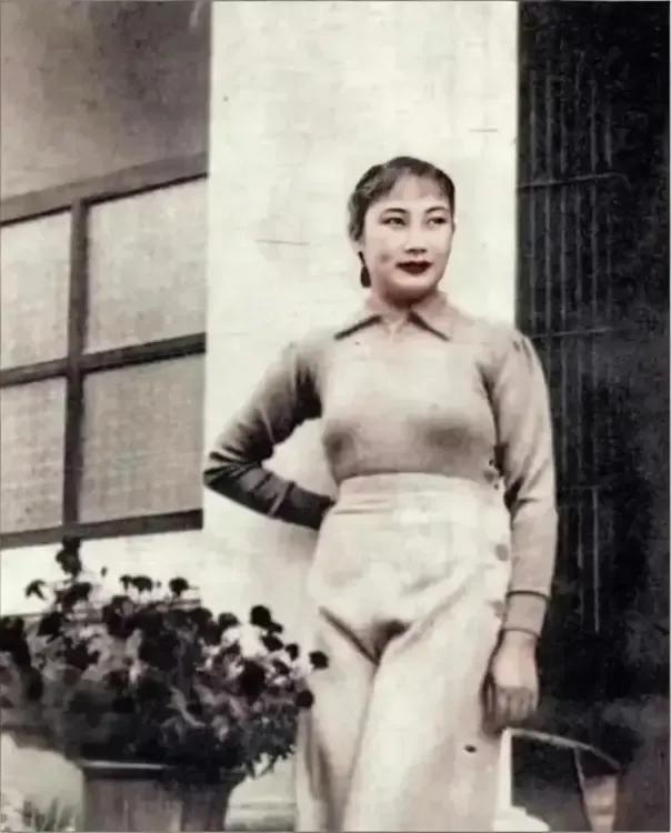 1933年，风华正茂的胡蝶以压倒性票数荣膺电影皇后桂冠。作为中国首部有声片《歌女