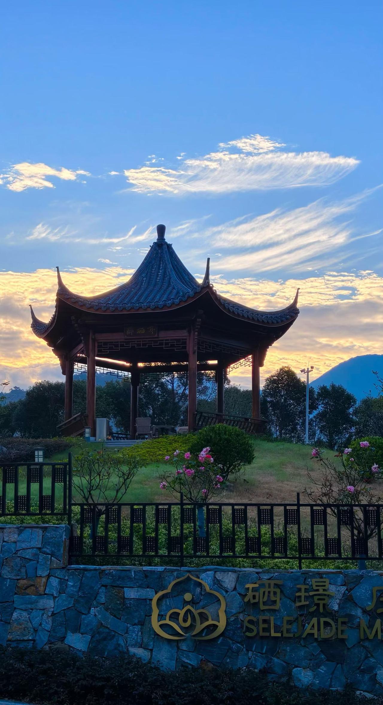 旅行随手拍落日漫过古亭，流云漫染天际，一亭一景，静享暮色送来的安然时光。