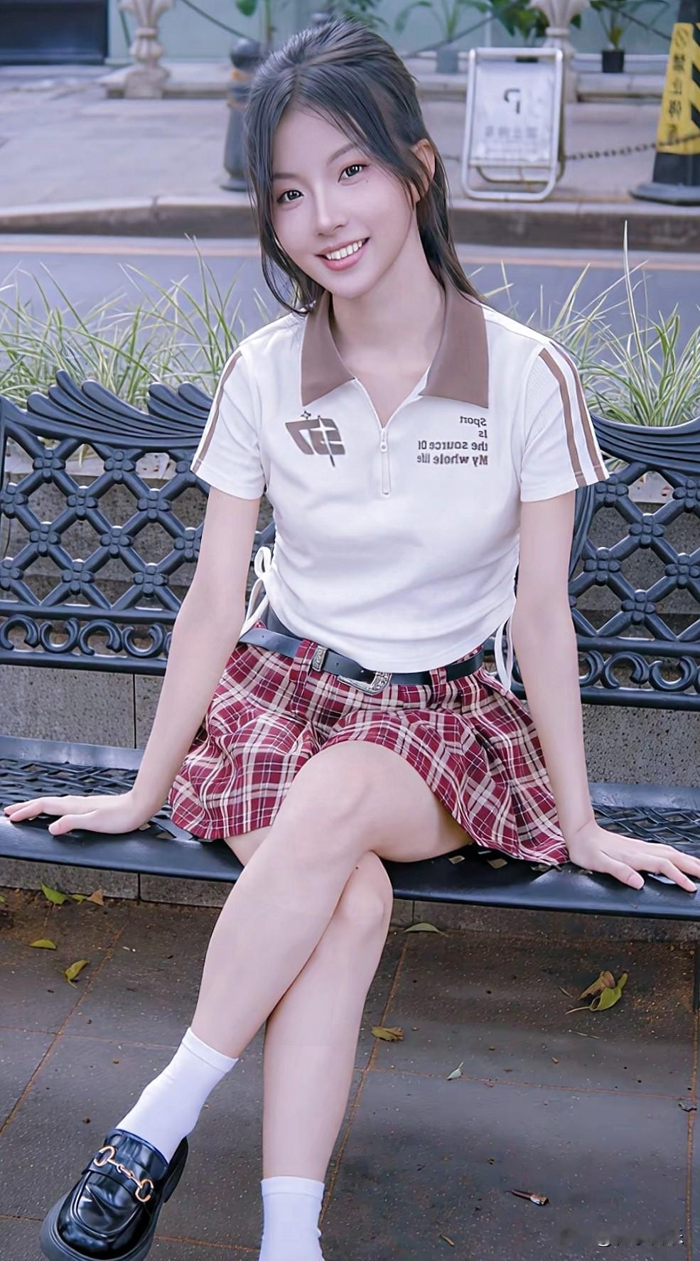 红格纹与奶白polo，把青春感穿在了身上。每天美丽照片分享晒晒少女靓影 分享一张