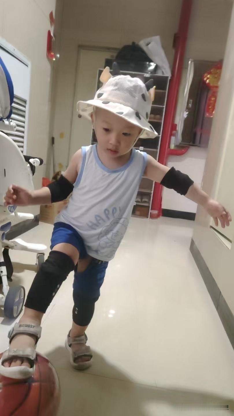 不知道，二岁多的小孩子会不会觉得自己很幸福呢？

小宝回东北一个星期了，每天快乐