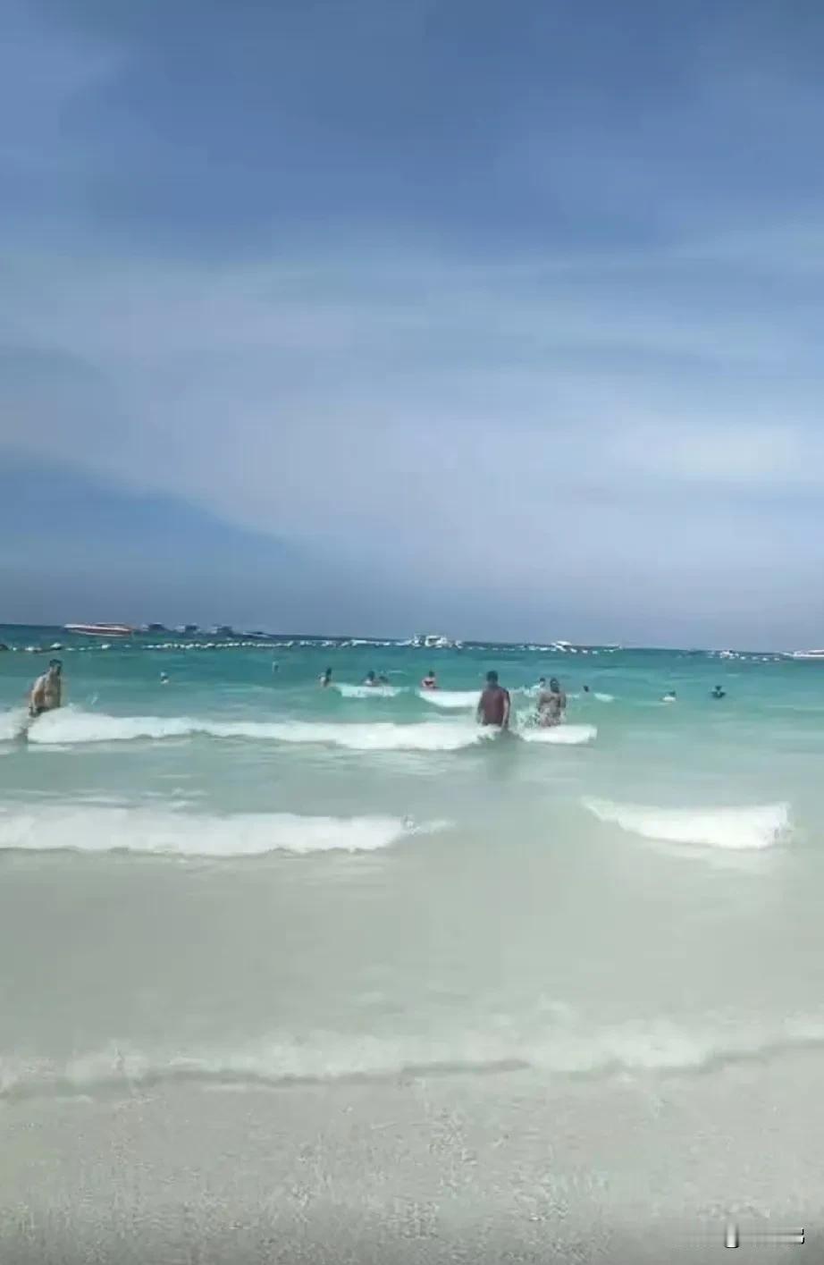 海天一色，碧海蓝天，尽情畅游！🌊🏖️海景美！ 海边风景太美啦 海边风景很美，